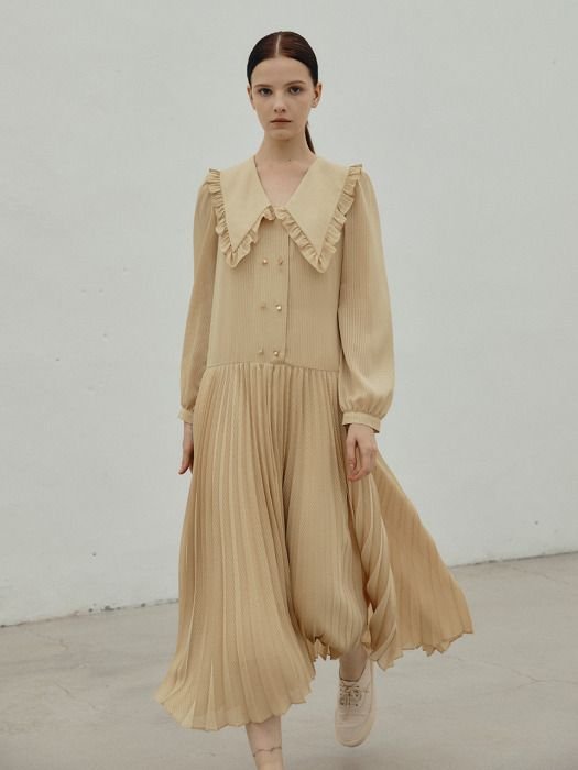 dress with details collar