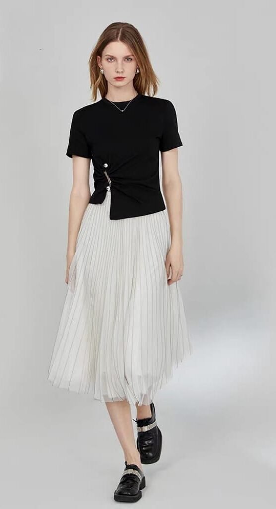 t-shirt with pleats skirt